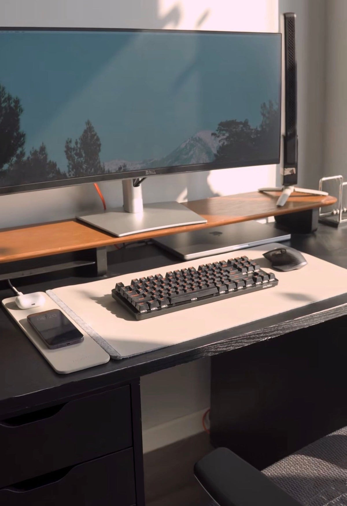 Bureau équipé du tapis DESKARIS, clavier et souris posés dessus