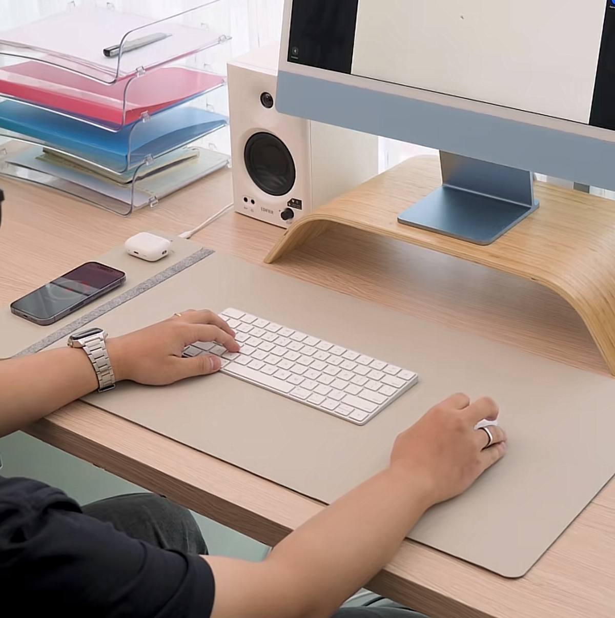 Gros plan sur le panneau de charge sans fil du tapis DESKARIS