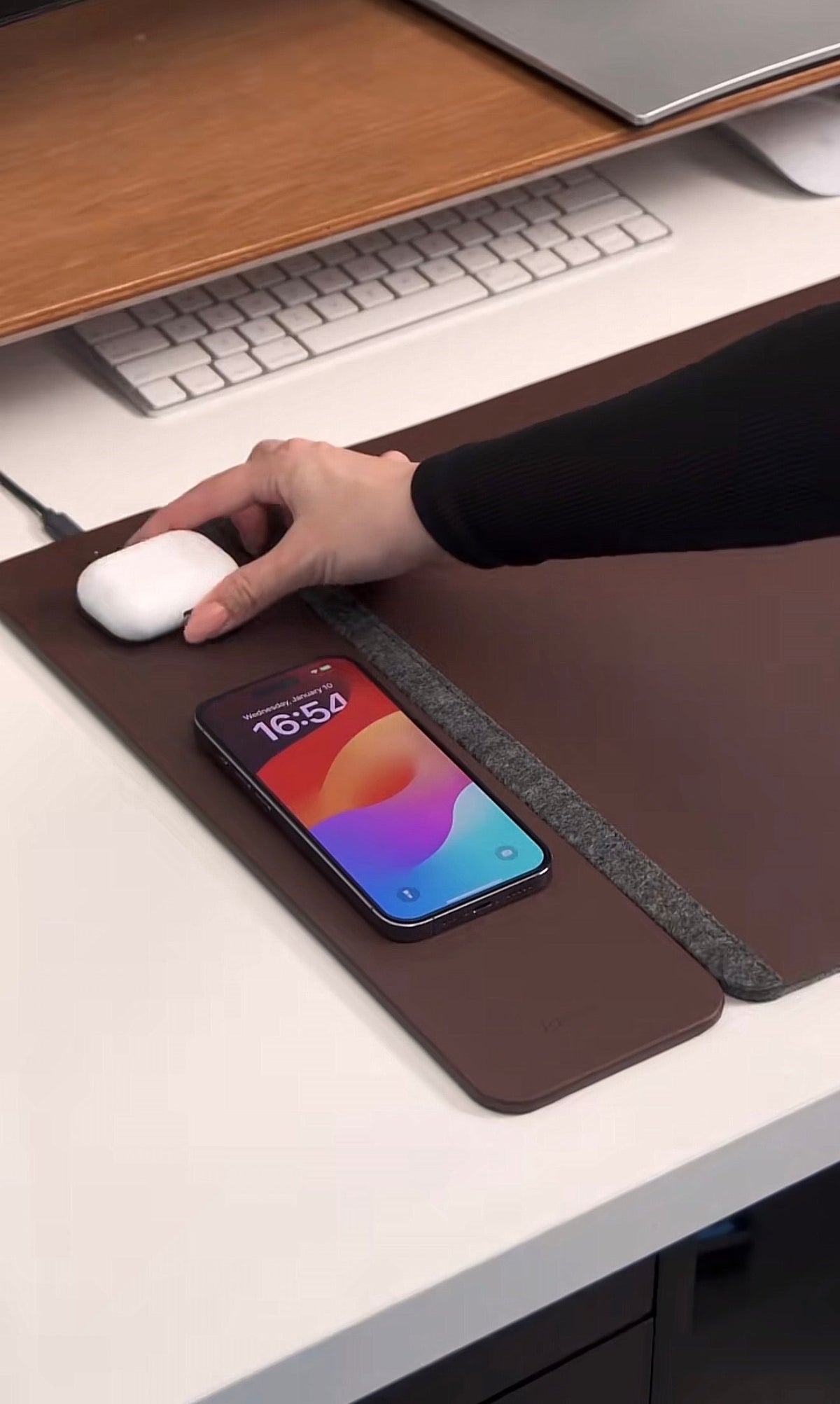 Téléphone en charge posé sur le tapis de bureau DESKARIS