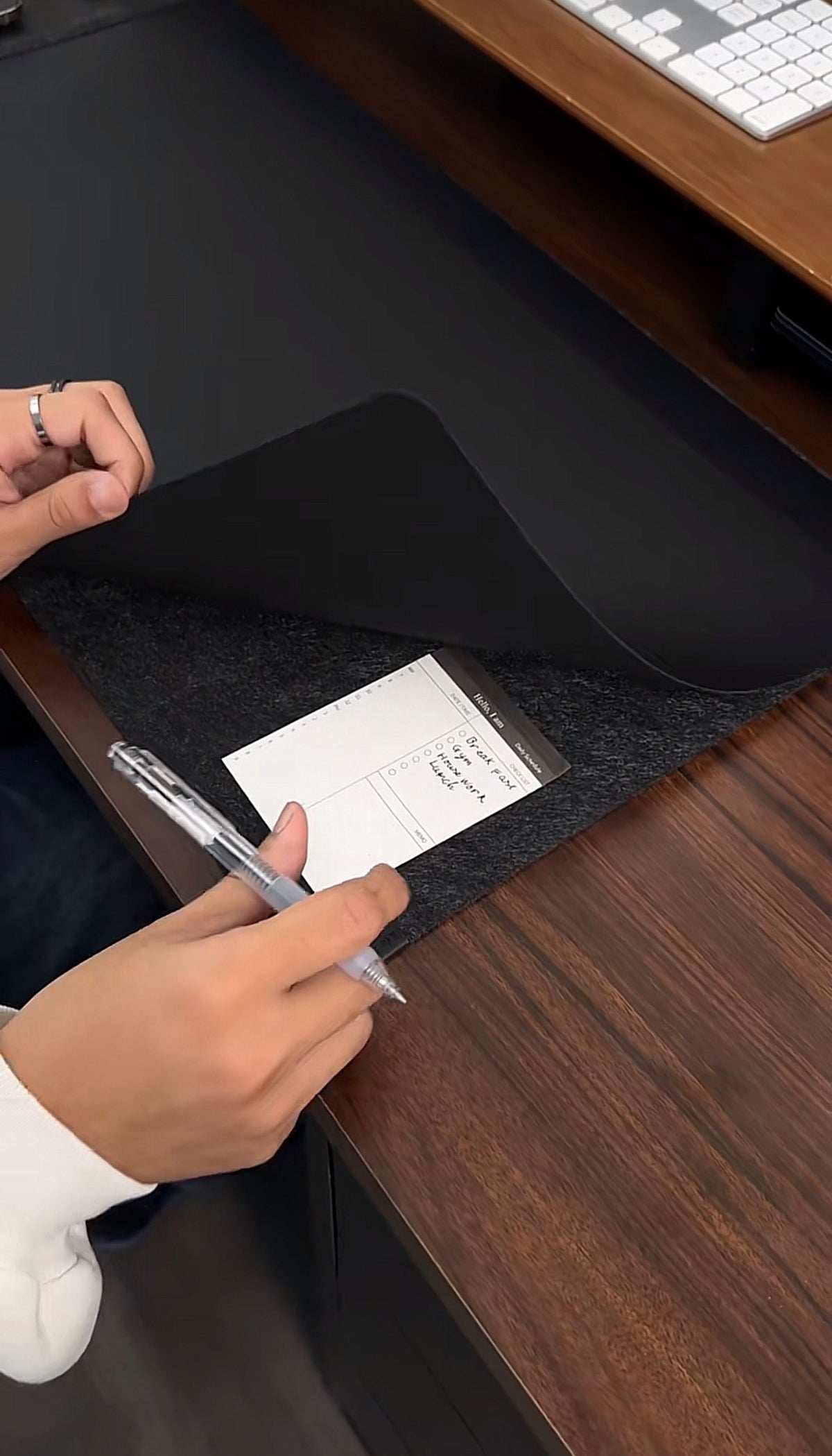 Détail de la surface en cuir végan du tapis DESKARIS